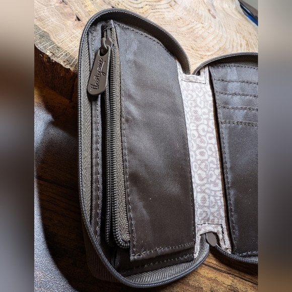 Thirty-One ID Wallet CREDIT CARD HOLDER - Picture 6 of 10